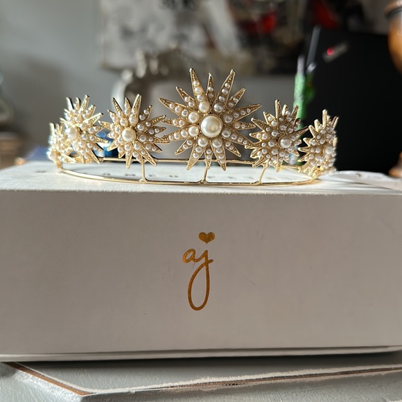 Untamed Petals - Gold Violetta Tiara With Pearl Details - Picture 7 of 7